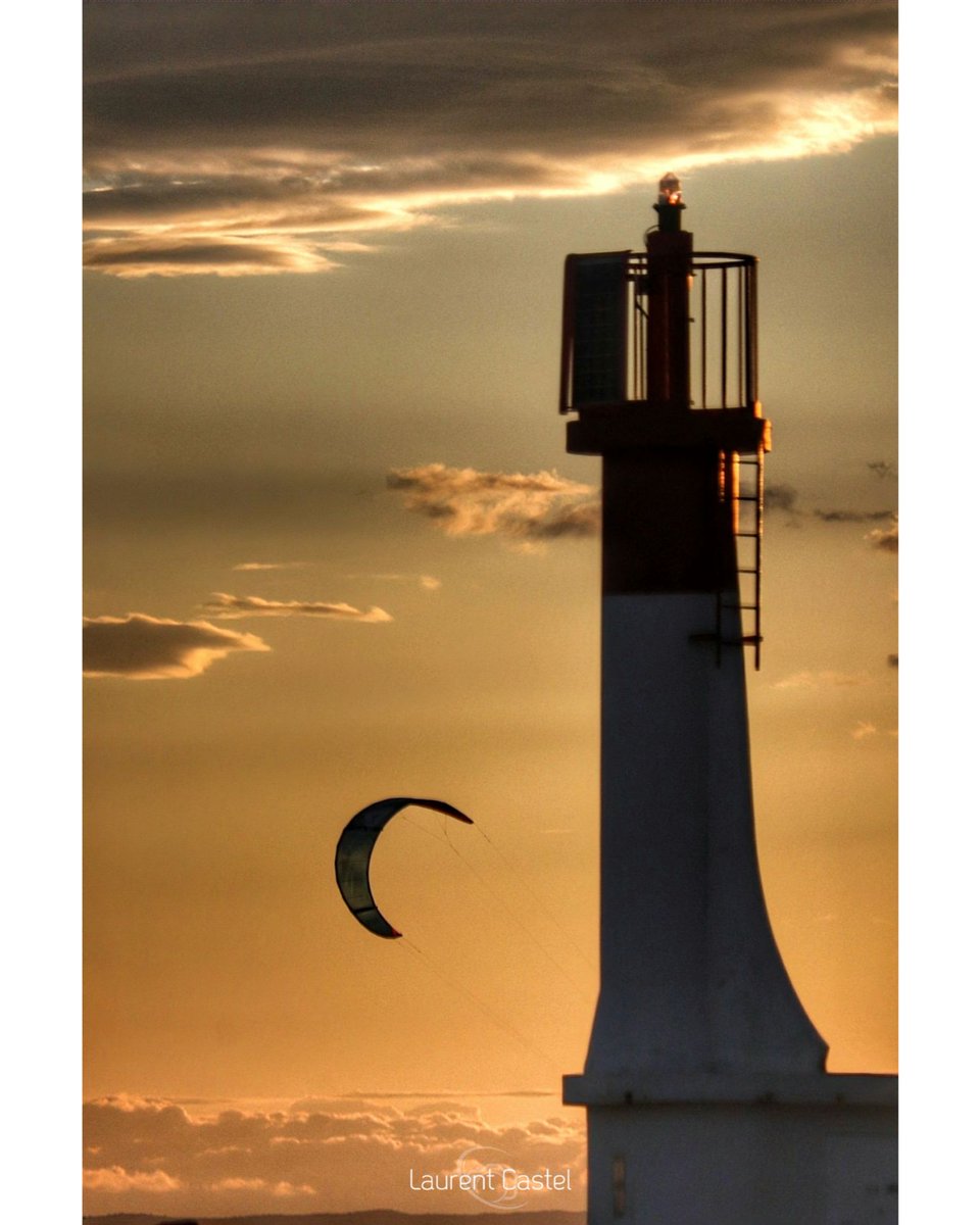 laurentcastel1's tweet photo. Si vous voyez un croissant de lune 🌙 pensez à vous hydrater et prenez surtout des vacances 🤣 #phare #grauduroi #kitsurf #sunsetbeach #sunsetphotography #gardtourisme #occitanie #sunset https://t.co/Xjd0NwqU3Q