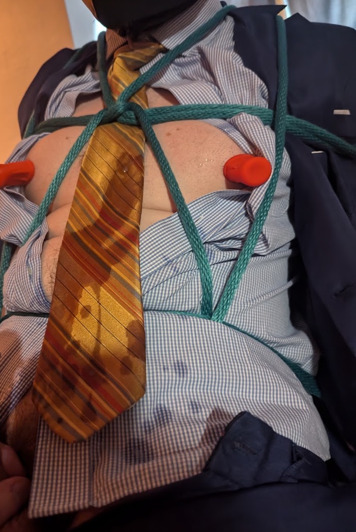 I liked this way to end a business meeting with <a href="/TynanFox/">Tynan Fox</a> 

but I don’t think this tie is going to be good for future streetwear…

#suitbondage