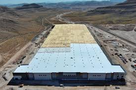 Alcal1971's tweet photo. Located in the apex of North Las Vegas, the Moonwater West project is a 1 million square foot state-of-the-art facility. 

Alcal installed 1 million square feet of R19 insulation and scrim across the panel deck.

We are thankful for everyone who has made this project a success. https://t.co/ly0oCR48vw