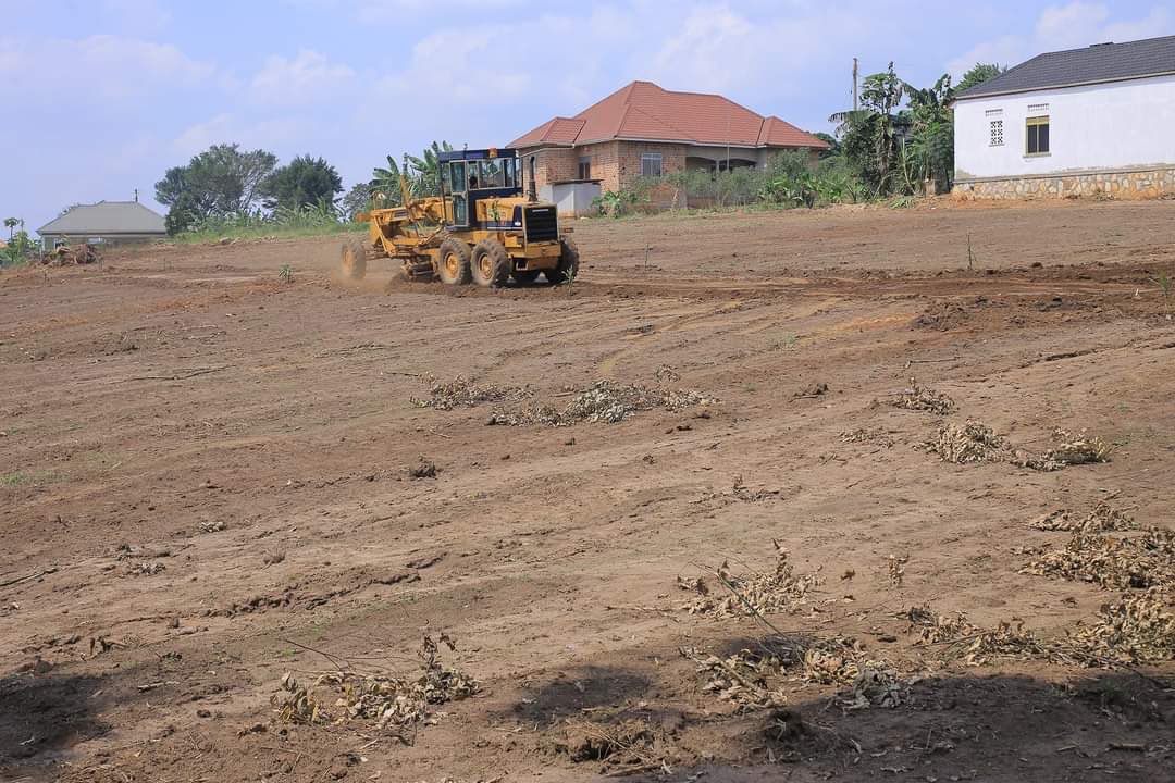 _antonio256's tweet photo. PLOTS ON SALE

In Buloba_Buyala, few metres off the main road( Mityana road)

All plots have land titles

Electricity &amp; water are at site. 

Each 50*100ft at UGX 45m

✓ Book one and pay the balance in instalments  

Call/WhatsApp @mugabi_praise
0706147006/0783821918 https://t.co/FKNYw1zirK