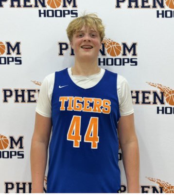 tigers950's tweet photo. Special thanks to @JeffreyBendel_ on his excellent write-up on 2026 big man @CutterSisk (@BeechHoops). @TigersTennessee 16u kept working through the big man for buckets or dishes for wide open 3s. College coaches put Beech HS in your GPS and start your engines. #HotProspect
#PhenomSummerHavocLIVE