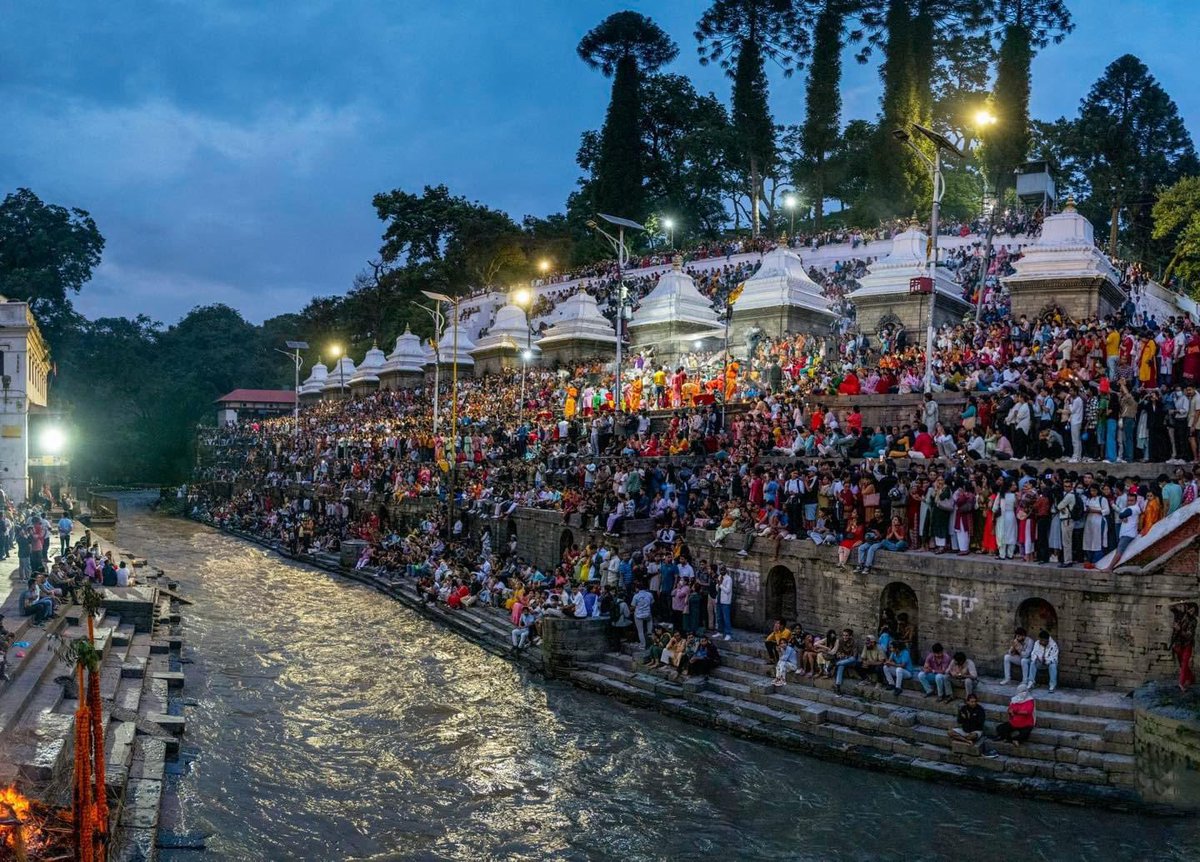 Photo of the Day: Devotees at Pashupati. ❤️🙏