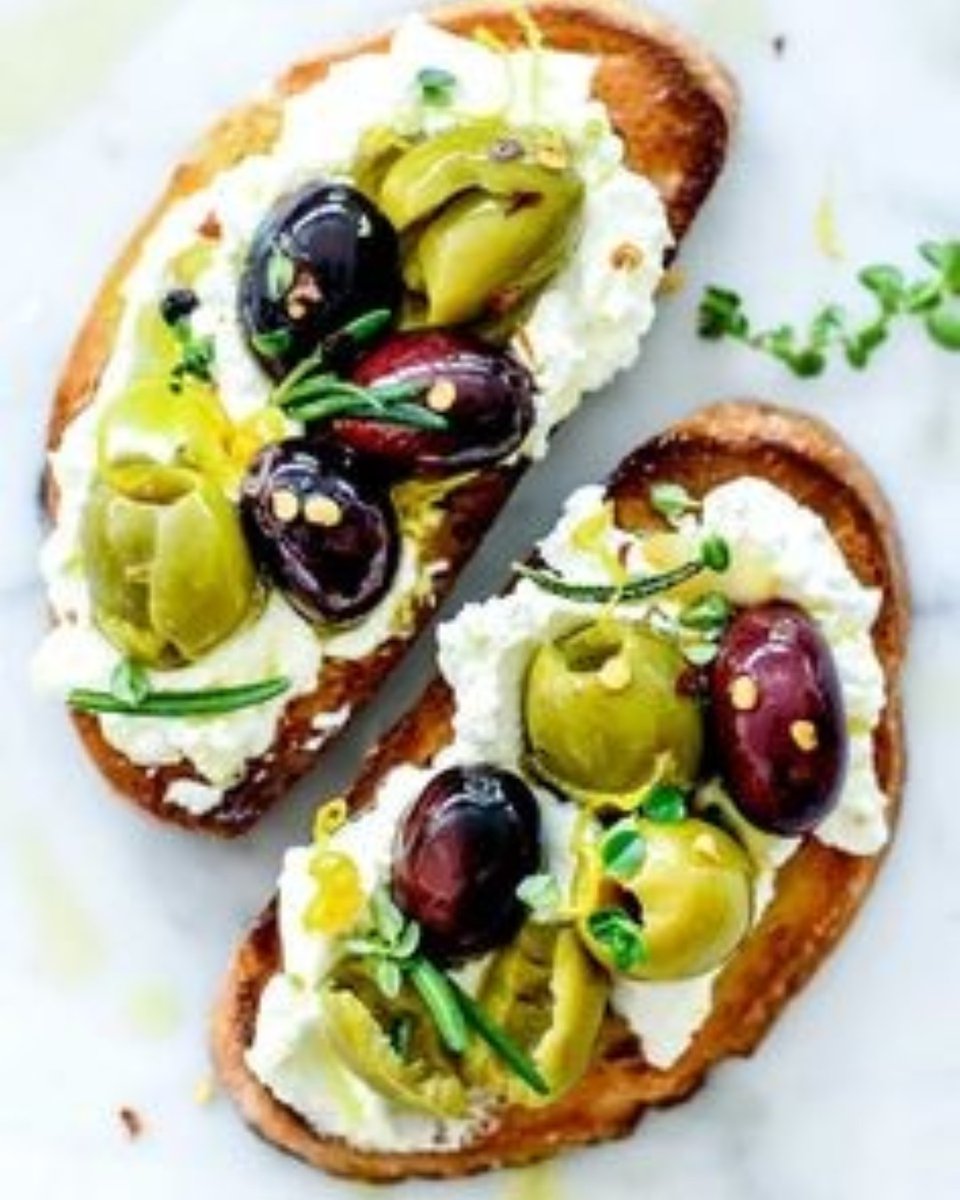 BREADBAR_LA's tweet image. 👉 👉 My go-to for a light summer lunch. Labneh spread &amp;amp; Olives on the perfect artisan Breadbar Ciabatta. 😛 🤪 #breadbar_la