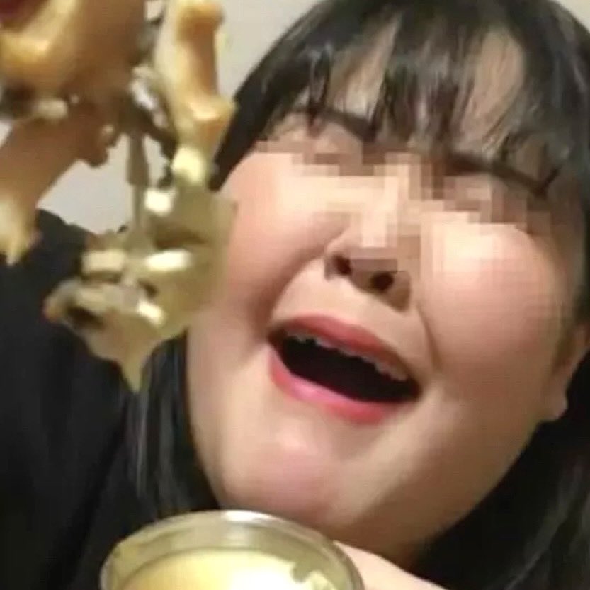 TheShowWontGoOn's tweet photo. The feast won’t go on for extreme eater Pan Xiaoting, who died July 14 during a mukbang livestream broadcast in which the host eats various amounts of food while interacting with viewers. The former waitress, who’d often eat 20+ pounds of food during 10 hour livestreams, was 24. https://t.co/gVEPOi4VHU