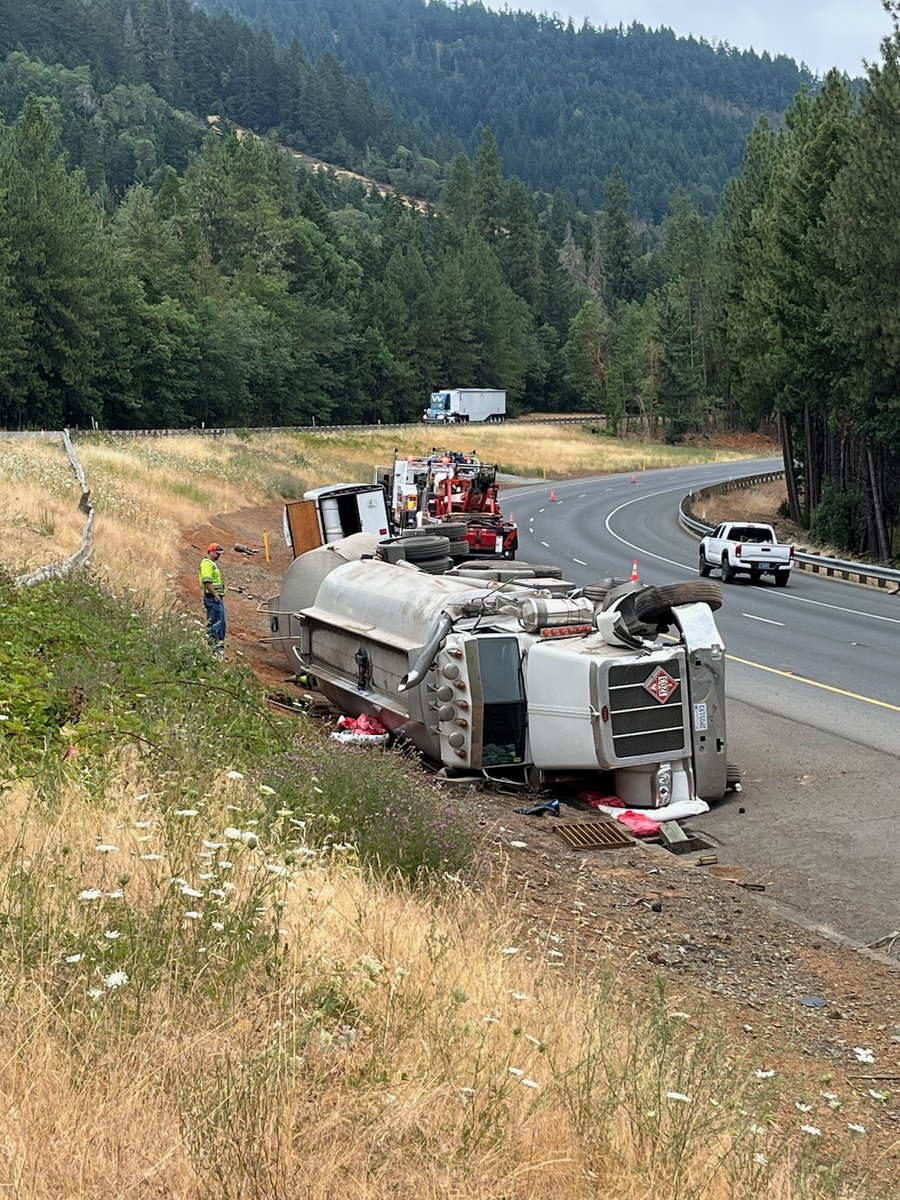 OregonDOT's tweet image. Here's a view of the I-5 crash area. Please watch out for workers while they perform cleanup and recovery services. #SWoregon