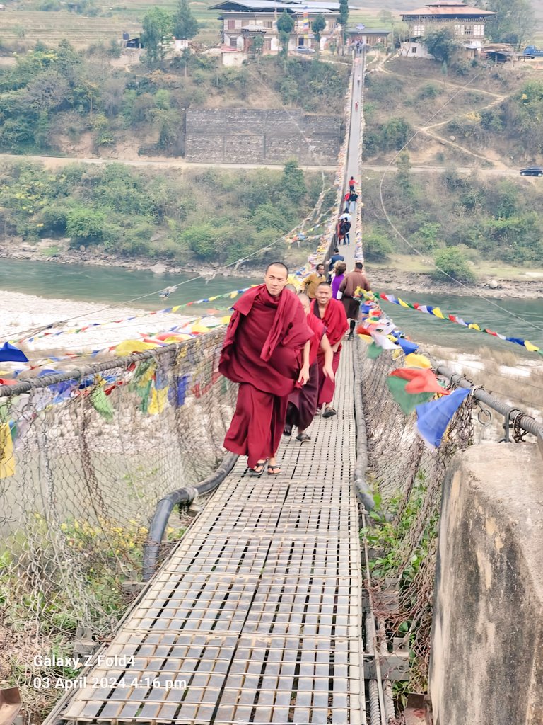 ScorpiRov's tweet photo. Bhutan has one of the most stunning landscapes in the world.

Punakha Suspension Bridge, the longest suspension bridge in Bhutan, stretching across the majestic Pho Chu River, measuring 180m

It links Punakha Dzong (a historic fortress) to Shengana, Samdingkha &amp; Wangkha villages. https://t.co/ZTkfZ9DdSt