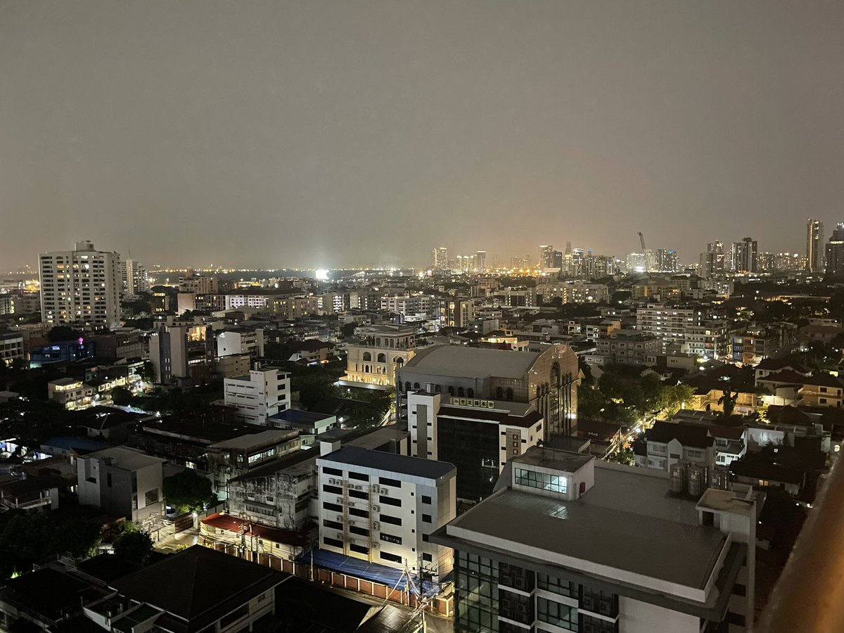 ルンピニー公園近くのホテル屋上から。
バンコク滞在はあと2泊あるけど最後はナナ駅周辺のホテルなので高所からこういう夜景を見るのも今夜が実質ラスト。