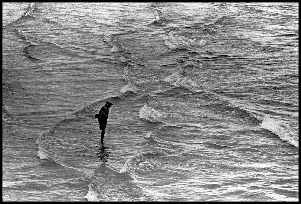 içimde garip bir duygu;
sanki bir başkasının adına yolculuk ediyorum.

📜Ferit Edgü

📷Elliott Erwitt