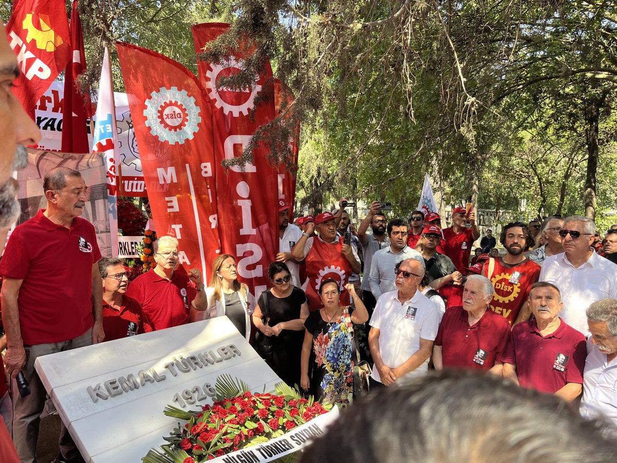 DİSK Kurucu Genel Başkanımız,  Kemal Türkler'i anma töreninde Topkapı Mezarlığı'nda buluştuk.