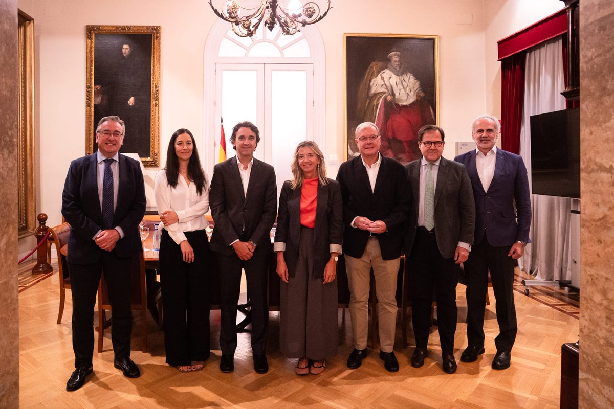 Dentro de la ronda de contactos con los distintos partidos políticos, nos hemos reunido hoy con <a href="/AliciaGarcia_Av/">Alicia García</a>  <a href="/eruizescudero/">Enrique Ruiz Escudero</a> y otros representantes del  <a href="/PPSenado/">Grupo Parlamentario Popular en el Senado</a>. Agradecemos su tiempo y colaboración para analizar algunos de los retos del sector: 
(abrimos hilo)👇