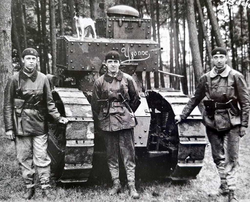 C_VargasHarle's tweet image. Portrait avec "Yvonne", un petit chien et un sympathique équipage de Renault FT TSF à Bitche en 1927.