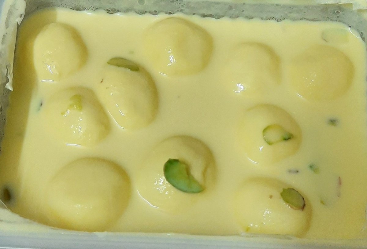 w_karve's tweet image. #food 
Angoor #Rasmalai from #PradeepSweets #Wakad
In #Pune - Chitale Bandhu, Kaka Halwai, Mithas, Joshi Sweets, etc - are popular sweet shops.
In #PCMC - it's Pradeep Sweets 😋