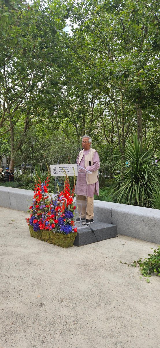 Inguration de la place du Pr Muhammad Yunus <a href="/Yunus_Centre/">Muhammad Yunus</a>, prix nobel de la paix, à la Porte de la Chapelle. Il a été notre guide pendant 5 ans pour faire des Jeux qui servent l'ESS et les plus fragiles. Merci <a href="/Anne_Hidalgo/">Anne Hidalgo</a> de lui faire cet honneur dans le 18e, il le mérite tant.