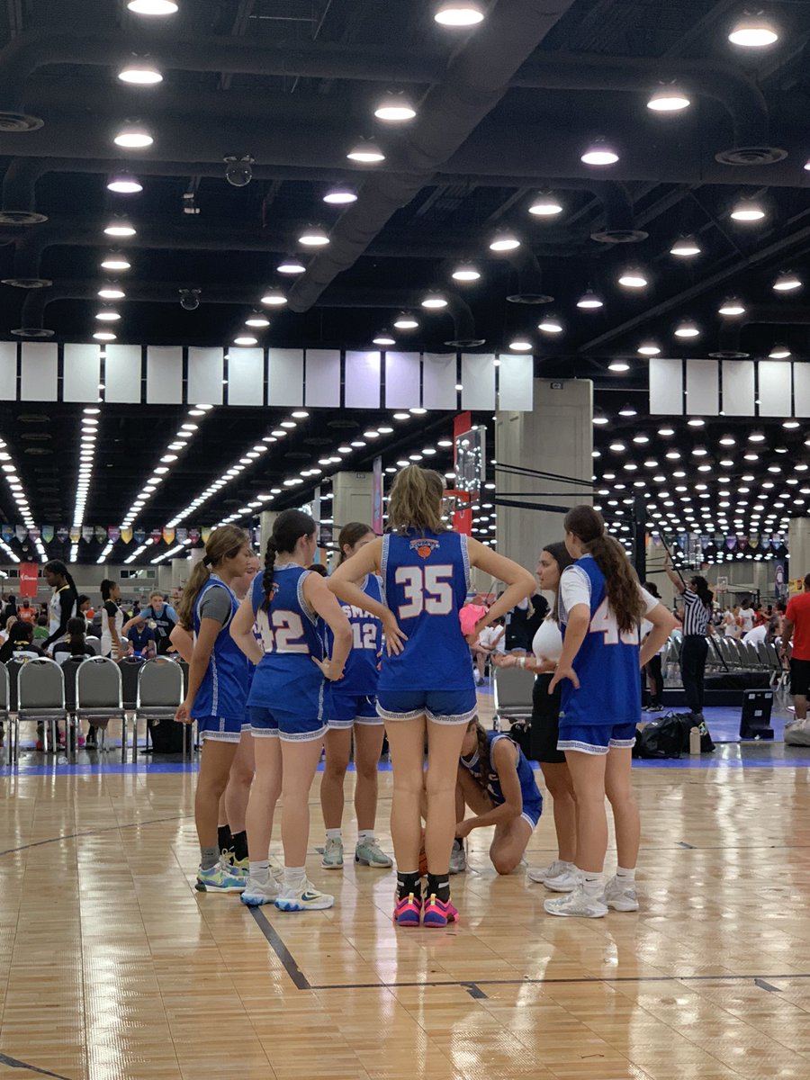 runfamilyrun's tweet photo. Last AAU game (ever) about to start #imnotcryingyourecrying https://t.co/6xhOLm7QV2