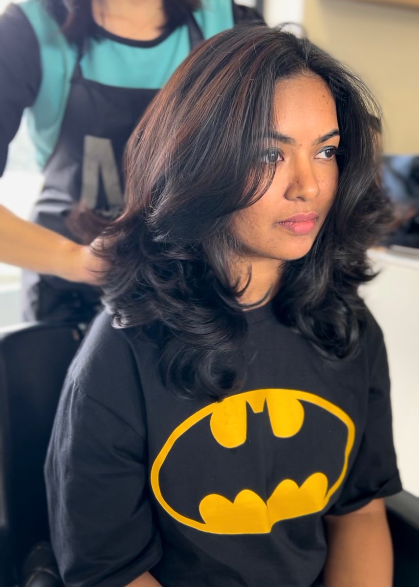 AloeLounge's tweet photo. Experience the difference a professional touch makes! Watch this stunning transformation with Chocolate Gold color and exceptional hair styling. 

#haircut #hairstyling #haircolor #ombre #hairhighlights  #balayage #hairspa #beauty #salon #parlour #kakkanad #kochi #ernakulam https://t.co/T5w2YD59CJ