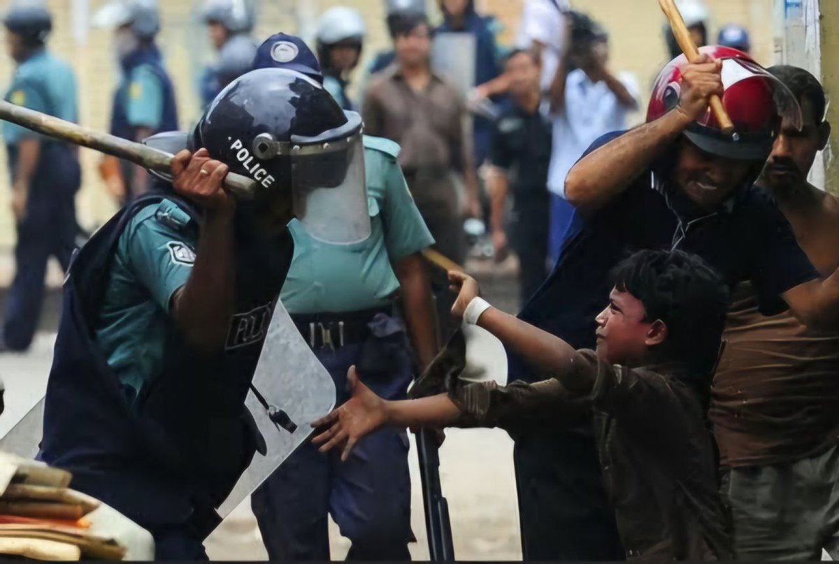 ali10bau's tweet photo. This powerful image shows a young boy pleading amidst police violence during protests in Bangladesh. We must raise our voices against such brutality and stand in solidarity with those fighting for justice and human rights.

#StandWithBangladesh #EndViolence #HumanRights https://t.co/nZX8rbzjM3