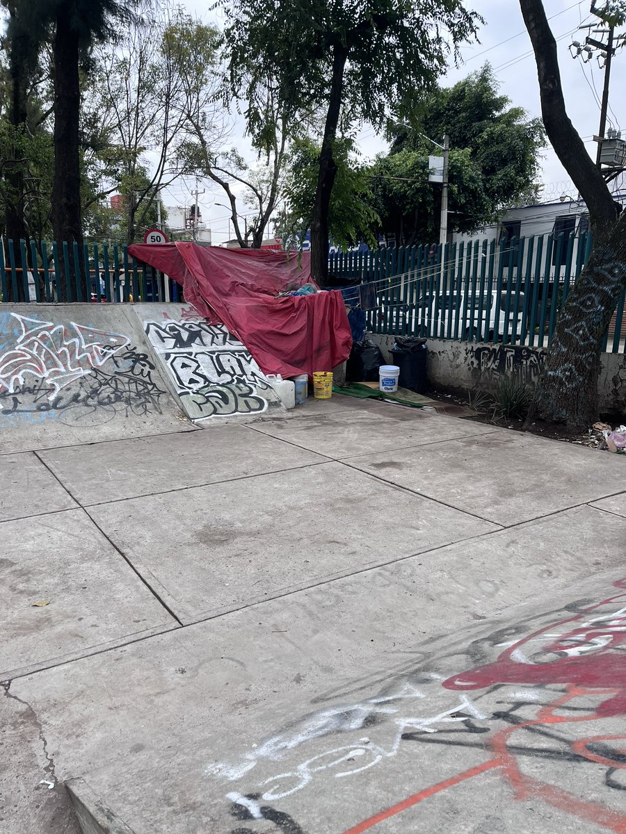 Mausiosare's tweet photo. Fotos con 15 días de diferencia. No mamen, en otros 15 ya van a tener su antena de Dish y en un mes el Juve3D ya va estar echando el colado para cimentar, hasta luz tienen. 🙄

Por favor hagan algo, esto en Av Plutaco Elías Calles y Suiza. 
@Alc_Iztapalapa @Bj_comunidad @GobCDMX https://t.co/zcQN5gXZqy
