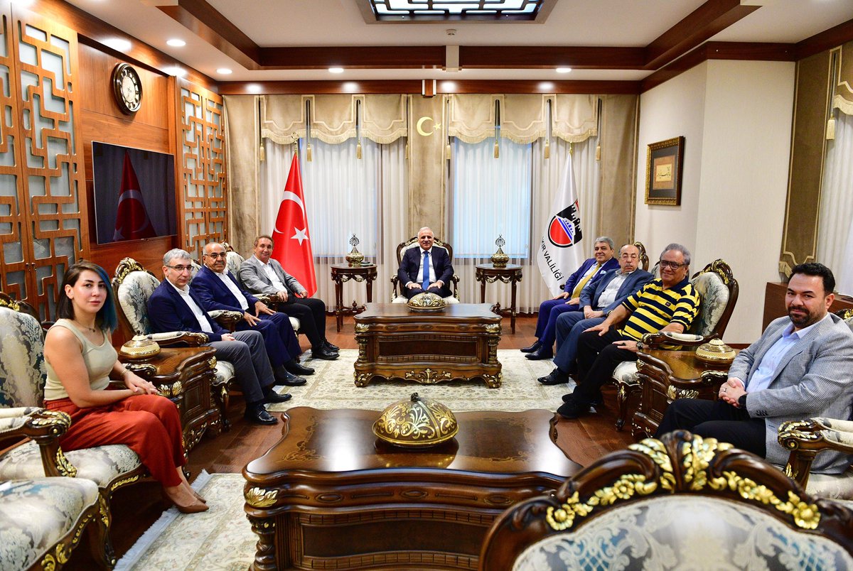 #Diyarbakır Sanayici ve İş Dünyası Derneği Başkanı (DİSİDER) Şeyhmus Akbaş ve beraberindeki heyet,

Valimiz Murat Zorluoğlu’nu ziyaret ederek, Sn. Valimize hayırlı olsun temennisinde bulundu.

<a href="/vali_zorluoglu/">Murat Zorluoğlu</a>