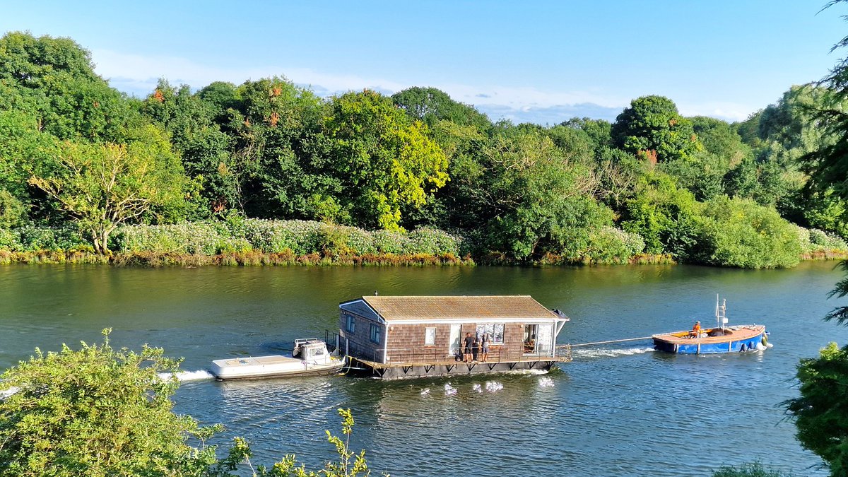A great day for moving house today,  it seems... 🛥🏠🌊

#Thames #Twickenham  #Houseboat