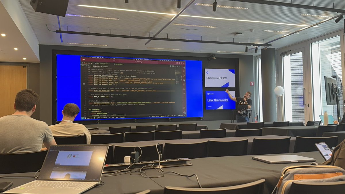 Space4Build's tweet image. @ChrisCo512 cerró la sesión con broche de oro 🌟explicando cómo construir un juego de trivia On-chain usando #ChainlinkFunctions $ @arbitrum Styluss 🤩🔷🚀
Que jornada tan espectacular 🇧🇪