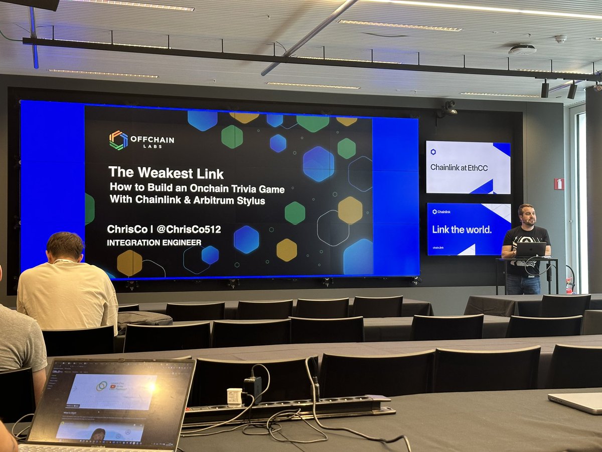 Space4Build's tweet image. @ChrisCo512 cerró la sesión con broche de oro 🌟explicando cómo construir un juego de trivia On-chain usando #ChainlinkFunctions $ @arbitrum Styluss 🤩🔷🚀
Que jornada tan espectacular 🇧🇪