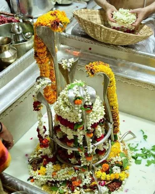 कर्पूरगौरं करुणावतारं, संसारसारम् भुजगेन्द्रहारम् । सदावसन्तं हृदयारविन्दे, भवं भवानीसहितं नमामि ।
#HarHarMahadevॐ 🙏 #जय_श्री_राम‌‌ 🚩