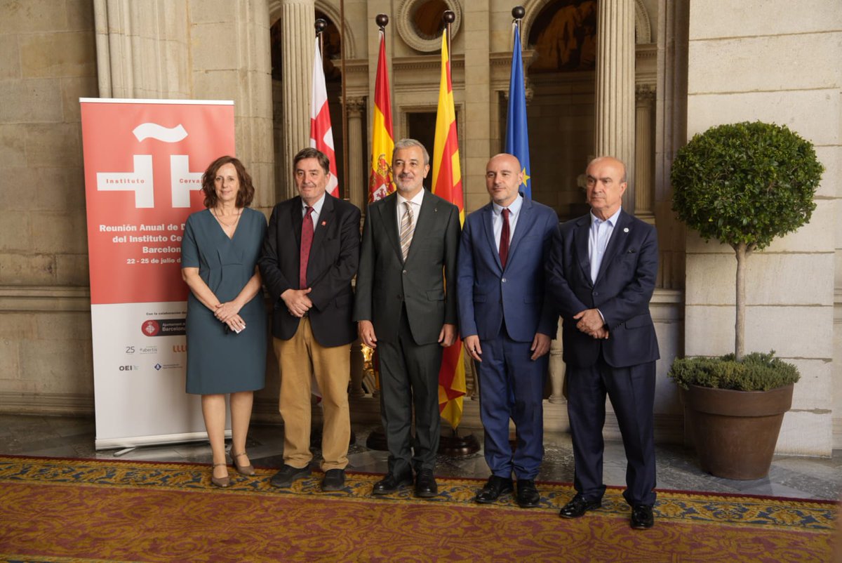 La Reunión de Directores del Cervantes ha comenzado hoy en Barcelona centrada en el multilingüismo y la promoción de las culturas hispánicas | 
ℹ️ cervantes.org/es/sobre-nosot…

García Montero, nuestro director: «Barcelona es una referencia de nuestra cultura compartida y plurilingüe».