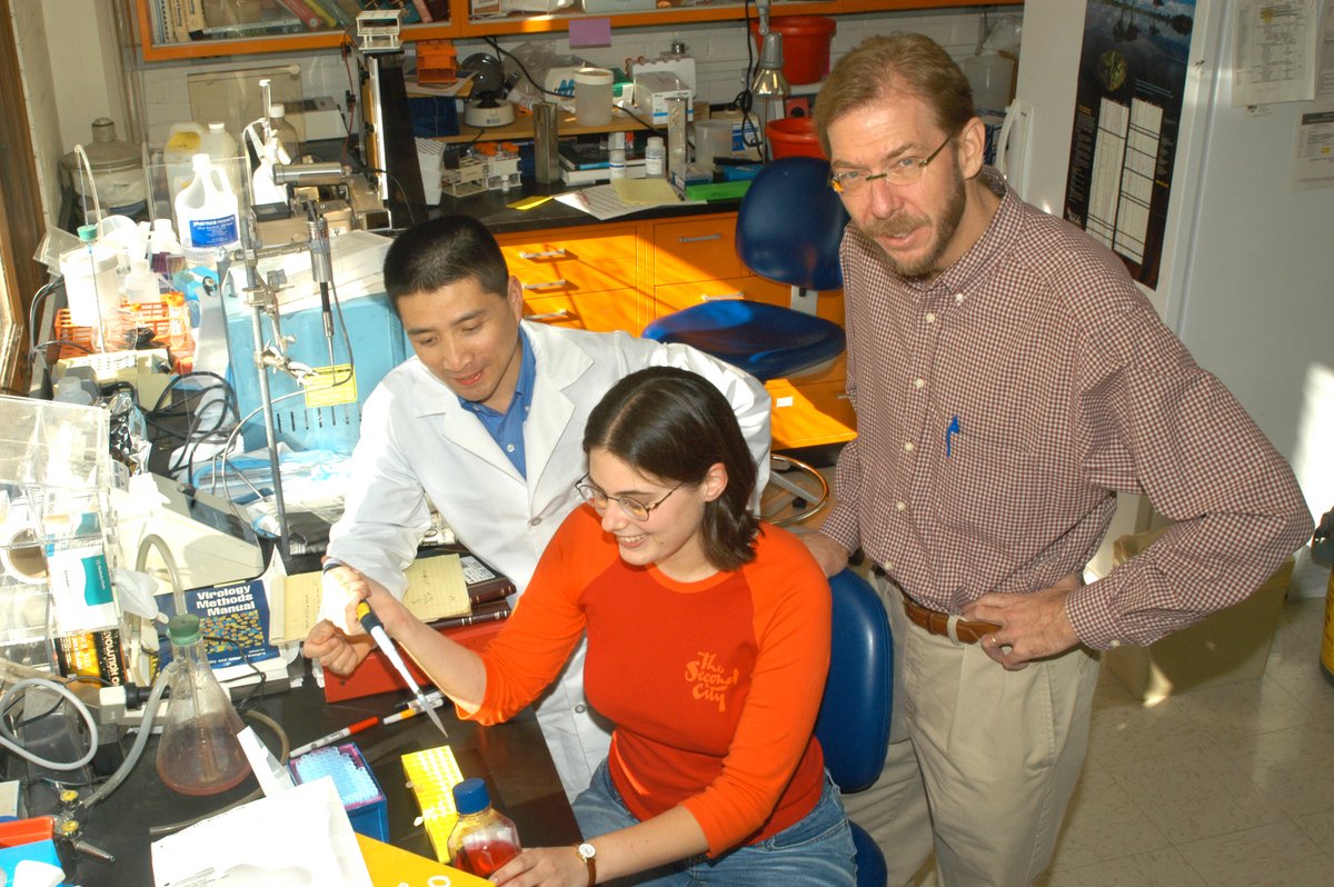 IowaMed's tweet photo. Distinguished Alumni Awardee Paul McCray Jr., MD, performed fundamental research on airway innate immunity and respiratory infections. His animal models of coronavirus lung disease and cystic fibrosis have advanced study of pathogenesis and therapies. https://t.co/7UZsUhgmD2 https://t.co/ZcYclEtUn5