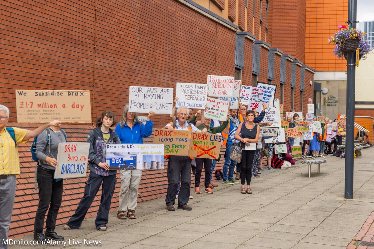 IMDMilo's tweet image. Today 22.07.24 Leeds Crown Court.  

Holding placards and banners, supporters cheered as  activist avoided jail with a conditional discharge following previous guilty verdict.

READ MORE: instagram.com/p/C9u3EwEMowJ/… 

@ExtinctionR @XRLeeds @axe_drax
