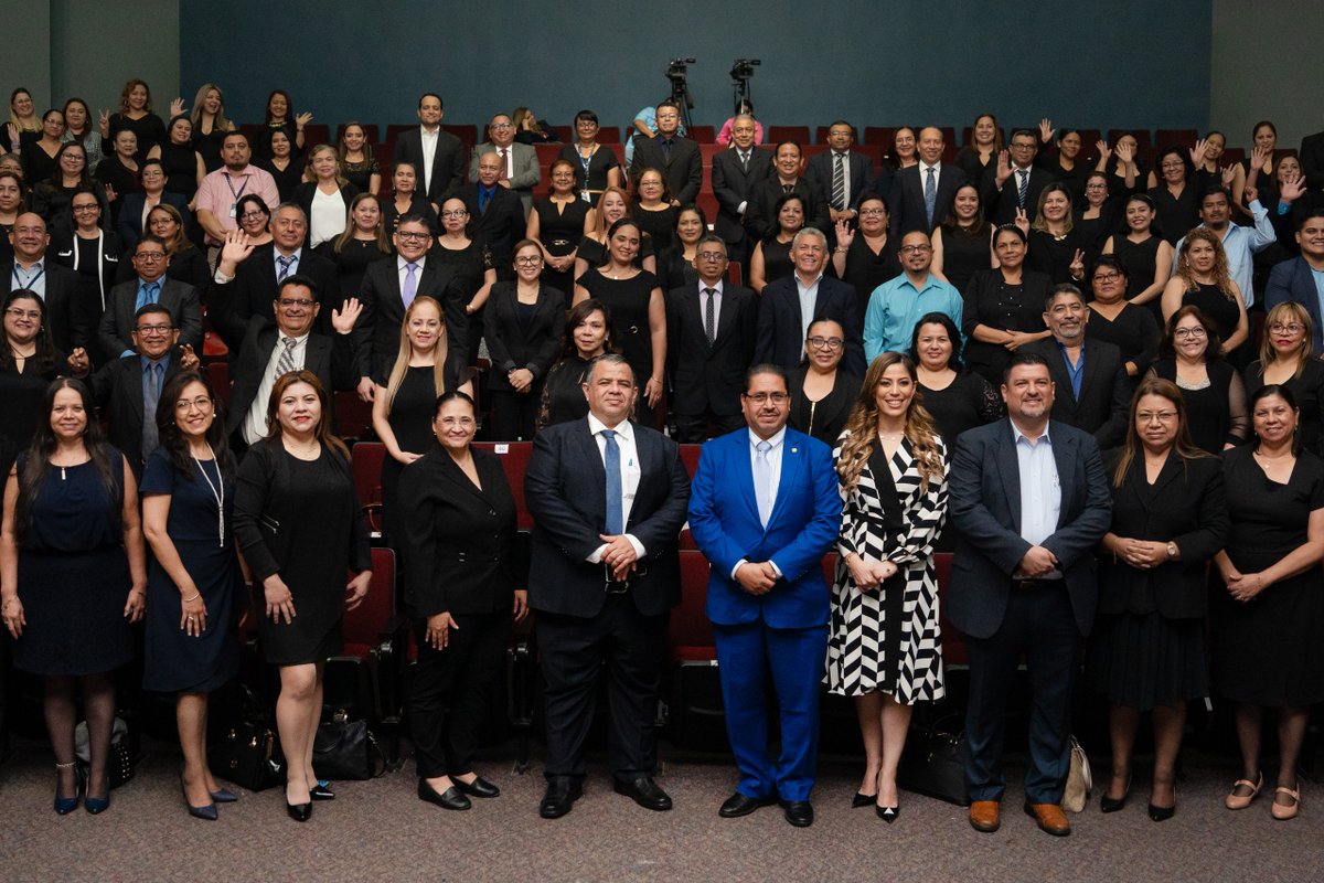 isss_gob_sv's tweet photo. Hoy concretamos un esfuerzo más para impulsar el fortalecimiento de nuestros servicios y transformar la institución.
193 jefaturas de diferentes dependencias del ISSS a nivel nacional culminaron el IV Diplomado en Desarrollo de Competencias Gerenciales.
#OrgulloISSS https://t.co/CAqiI07GXB
