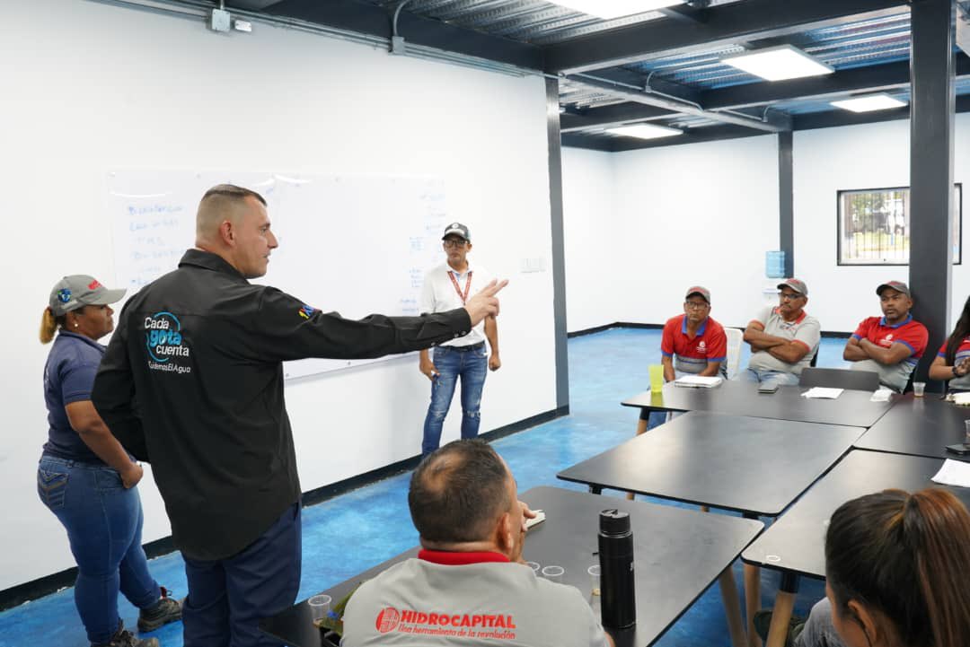 hidroven_ve's tweet photo. El Presidente de #Hidrocapital, Ing. @mastporlapatria,  cumpliendo las directrices del Presidente @NicolásMaduro y el ministro de agua  @RMarcoTorres, efectuó reunión de trabajo con equipos técnicos y especialistas de las gerencias de operaciones y mantenimiento, tratamiento, proyectos y sala situacional del acueducto #VallesdelTuy, para revisar el plan de abastecimiento de agua potable y afinar estrategias que permitan optimizar la distribución del vital líquido en los 6 municipios de la región mirandina.

Esta acción se enmarca en el compromiso del Gobierno Bolivariano de garantizar el acceso a agua potable de calidad a todas las comunidades.

@RMarcoTorres
@mastporlapatria 
@minaguasoficial
