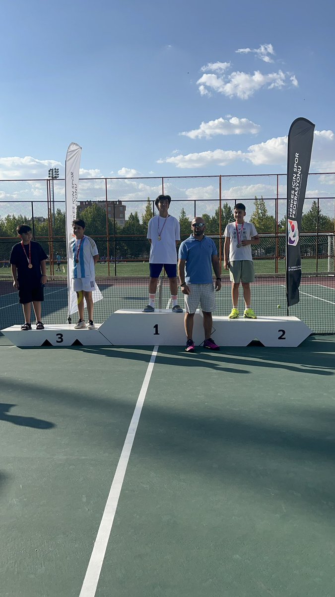 TTFKONYAA's tweet photo. Konya Tenis İl Temsilciliği faaliyet programında yer alan "15 Temmuz Şehitleri Anma Tenis Turnuvası" Selçuklu Dumlupınar Tenis Kortları’nda düzenlendi. 
15-19 Temmuz 2024 tarihleri arasında yoğun bir katılım sağlandı tüm sporcularımızı tebrik ediyorum🎾👏🏻👏🏻 https://t.co/qGhuzV3ZJa