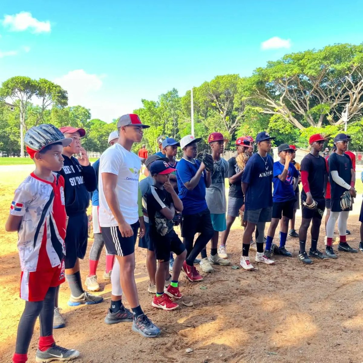 Dpcomunitaria's tweet photo. La Policia Comunitaria unida al deporte. Un grupo de gestores, representando al Director de la Policia Comunitaria, coronel Pascual Cruz Méndez imparten charla de Convivencia Pacifica en el Parque del Este, unificando nuestros jovenes en un ambiente de fraternidad. https://t.co/0I6PGsZ0Hx