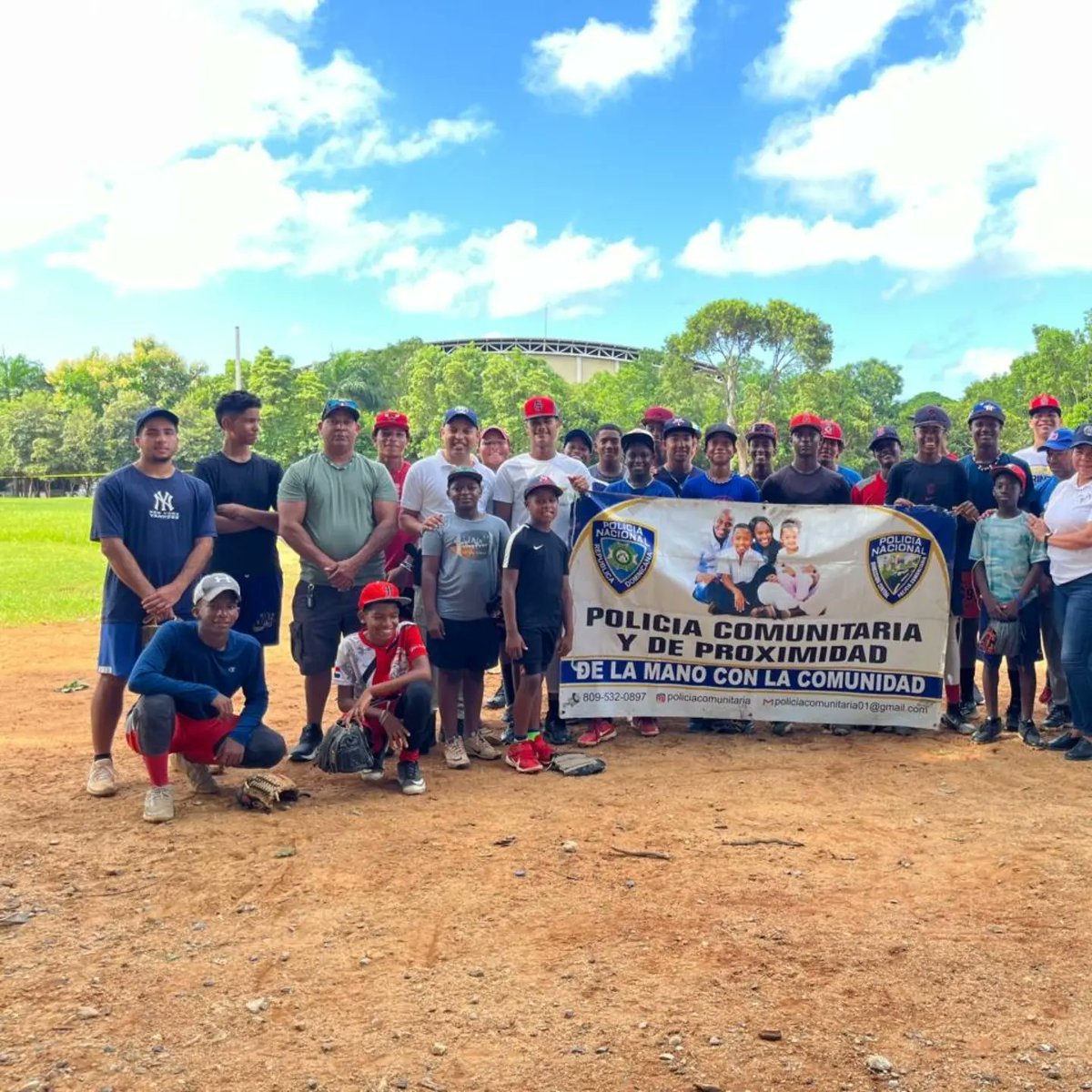 Dpcomunitaria's tweet photo. La Policia Comunitaria unida al deporte. Un grupo de gestores, representando al Director de la Policia Comunitaria, coronel Pascual Cruz Méndez imparten charla de Convivencia Pacifica en el Parque del Este, unificando nuestros jovenes en un ambiente de fraternidad. https://t.co/0I6PGsZ0Hx