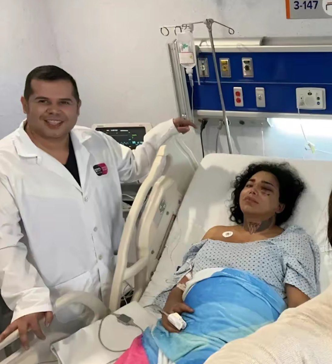 NotLaGrupa's tweet photo. Yo, con mi amiga después de ver un tiktok de como hacer una lipo casera https://t.co/awHmHbr2XK