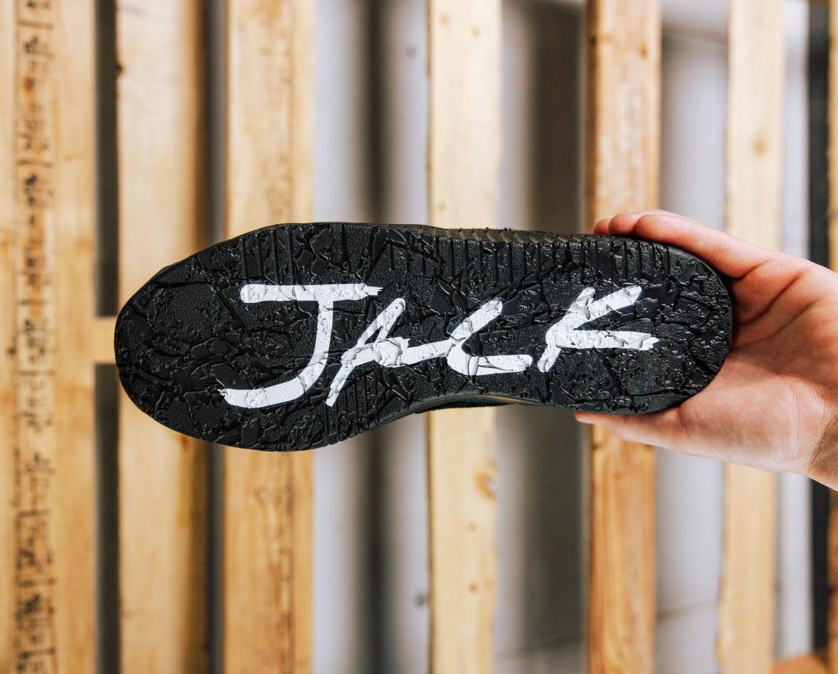 uppersnkrs's tweet photo. Nouvelles images de la Travis Scott x Nike Jumpman Jack "Dark Mocha" ☕️

📆 : sortie prévue le 4 octobre

💶 : 200€

Vous en pensez quoi ? Personne retourne sa veste ? 🤔

Plus de photos en dessous 👇🏼 https://t.co/vou0A7T9MJ
