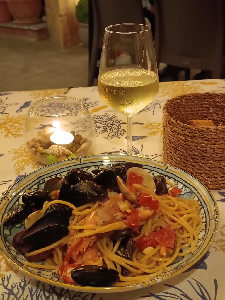 rachelpcwon's tweet photo. Hhhhmmmm... delicious 😋 What a great way to kick off #MetaFUN https://t.co/eFt3qnrHFo in Palermo 23-26 Jul 🦐🍷☀️ @NaturePhotonics ⚡💡 https://t.co/Q7P5eeDQxq
