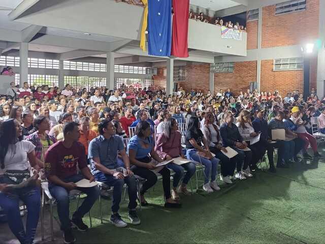 #GenteDePaz
Entregan más de 6 mil credenciales a personal educativo.
eltubazodigital.com/entregan-mas-d…
Vía 🫴🏻 <a href="/eltubazodigital/">El Tubazo Digital</a> 
<a href="/NicolasMaduro/">Nicolás Maduro</a> 
<a href="/_LaAvanzadora/">Yelitze Santaella</a> 
@MPPEDUCACION 
<a href="/CDCEGuarico/">CDCE del Estado Guárico</a> 
<a href="/EliasEducacion1/">Elías Zurita</a> 
<a href="/josemvasquez/">José Vásquez</a> 
<a href="/Gob_Guarico/">Gobierno de Guárico</a>