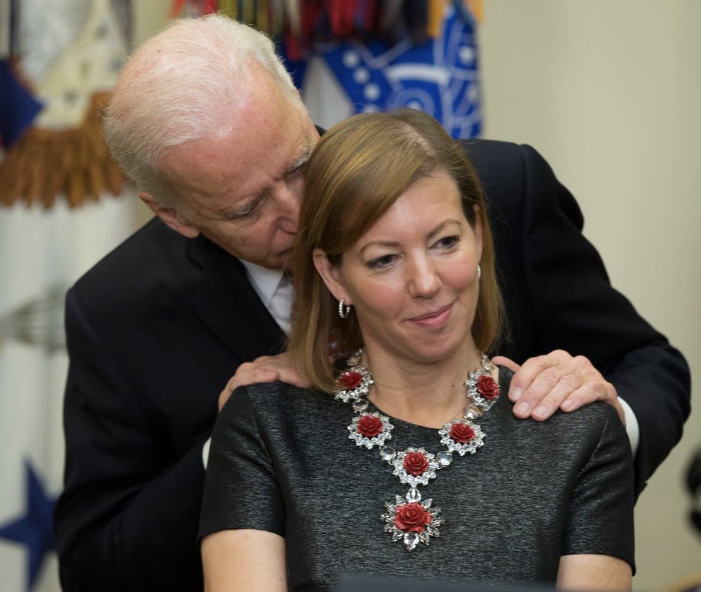 iw_wtf's tweet photo. @mtgreenee Give the guy a break! He’s busy “Sniff’in!!
#infinitewisdom https://t.co/o6UDvclSnJ