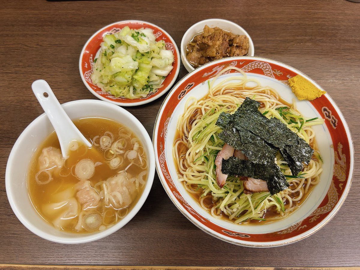 yazoo_226's tweet photo. 支那ソバ かづ屋@目黒
冷やしソバ＋スープにワンタン3個入＋ルーロー
キャベツ漬け

ランチは此方へ。

甘辛酸のバランスが絶妙なタレをしなやかな自家製麺に絡めて啜る冷やしソバはめちゃウマ。
胡瓜に混じるセロリの清涼感もイイ。
そしてキャベツ漬けも侮れぬ美味しさデス♪
 
ごちそうさまでした！ https://t.co/G6mYDixmq2