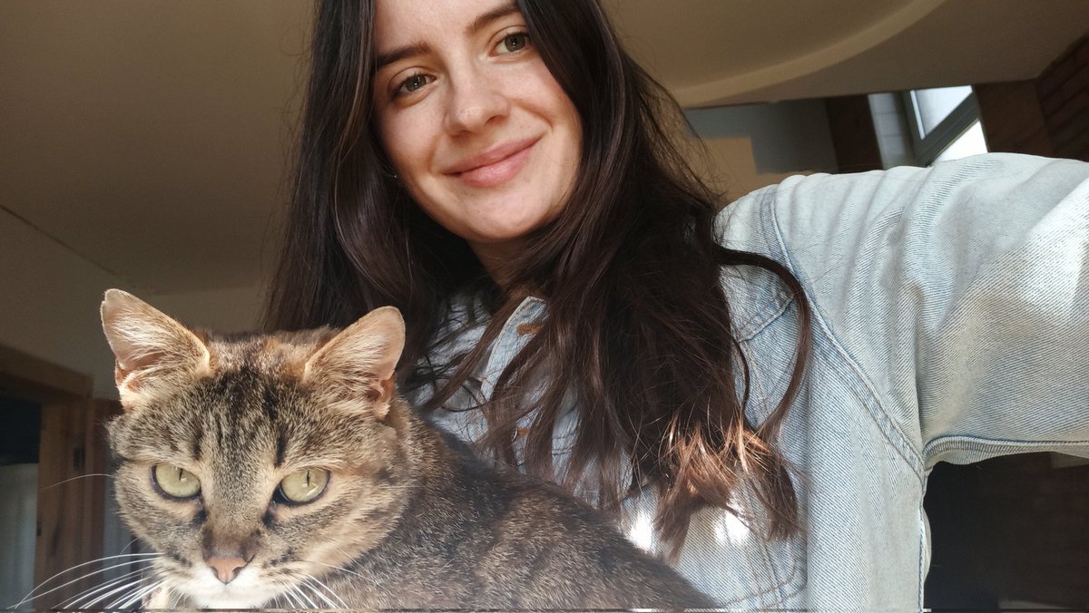 Люблю тіскати своїх котів)