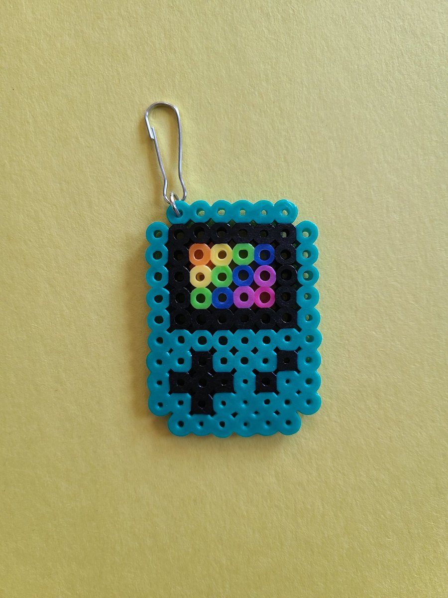 Next for today is a Gameboy Color keychain! A cute little keychain based on the popular Nintendo consoles.

#SDCC2024 #Gameboy #keychaindrop #critterdrop