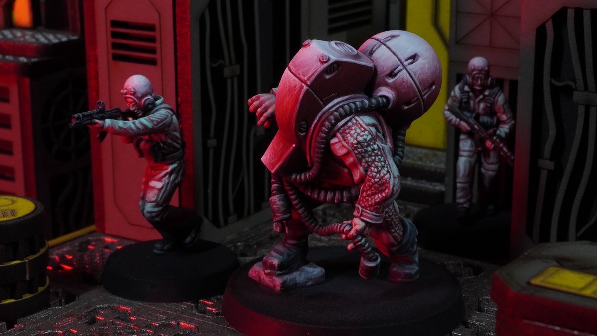MalevMinis's tweet photo. Splashed up some science fiction models for #blacksitestudio for their mysterious game 'Central Dogma'. The #demonship kit makes a great little scenic backdrop for photos. https://t.co/wBqlkNMqVY