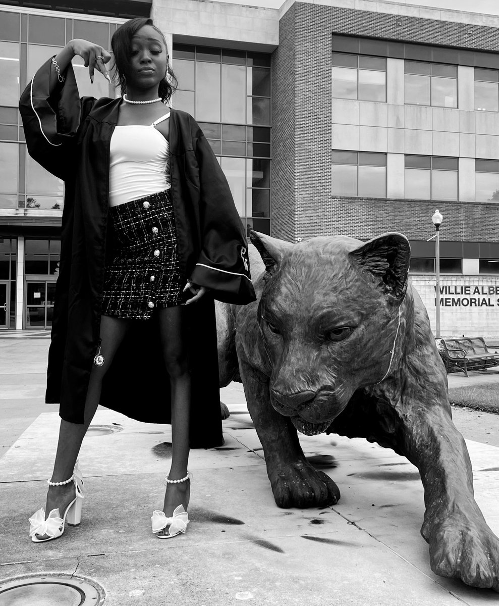 itsnishababee's tweet photo. Ms. Tatmon is 2 weeks away from graduating from THEE Prairie View A&M. God has covered me these past 4 years and i’m so blessed to come out with my Bachelors Degree. You can take the girl out of PA but you can’t take the PA out ya girl 💋💜💛 #PVAMU #missgrad #pa #18days https://t.co/QPqAcligvU