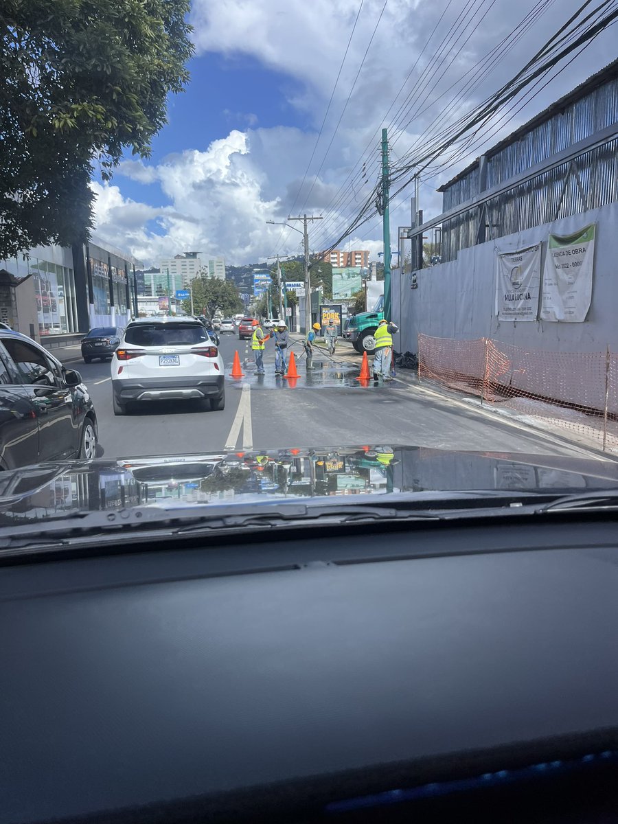 alexiantillon's tweet photo. La @muniauxiliarz10 @muniguate debería estar multando a estos edificios por cerrar el paso solo porque ellos quieren. Sobre la 20 calle zona 10. 

@amilcarmontejo https://t.co/aMO9hUx13L