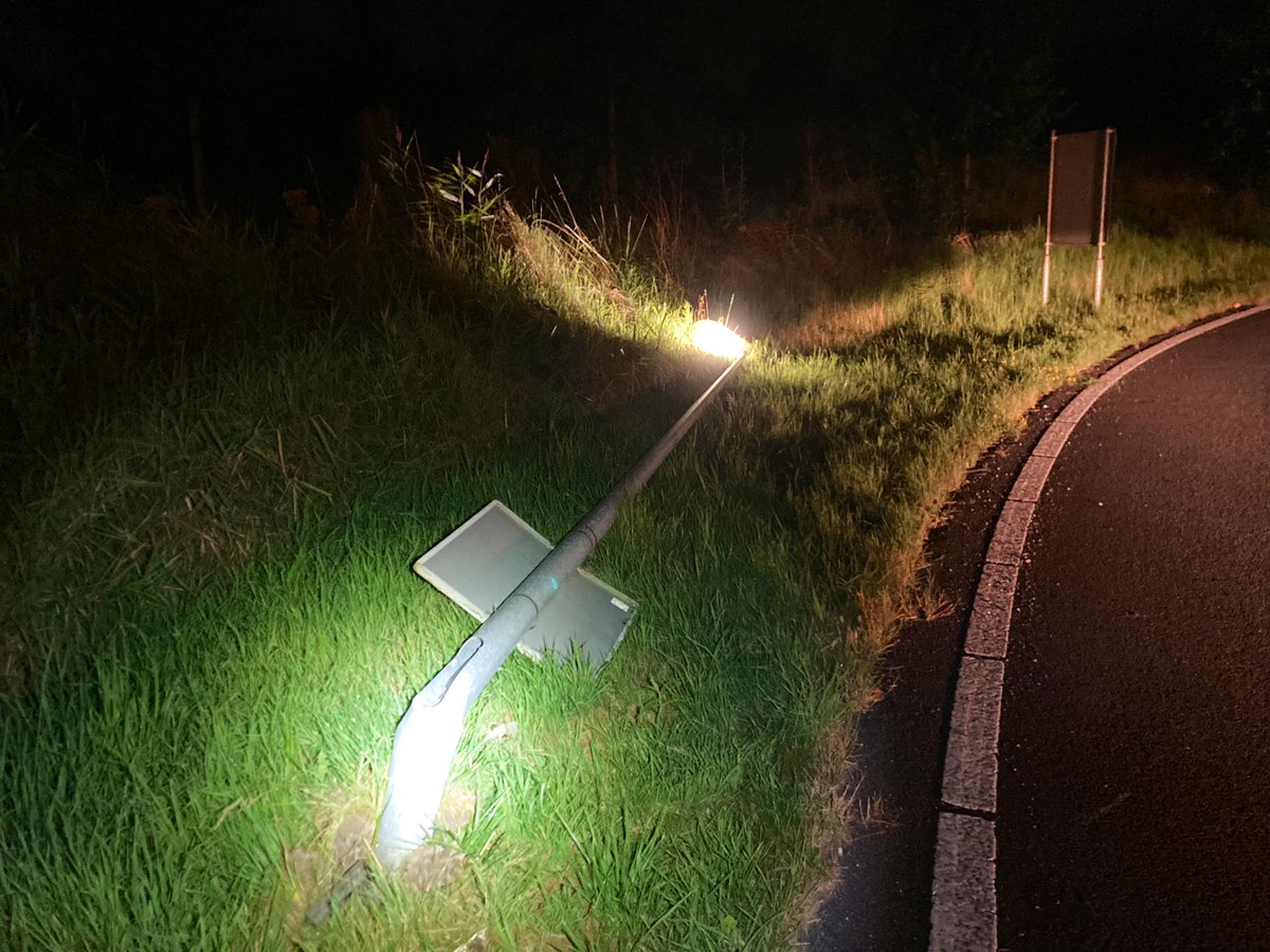 📍N46 #Groningen | Ter plaatse bij een omvergereden lantaarnpaal op de afrit naar Beijum-Zuid. De aannemer is ter plaatse om de lantaarnpaal te verwijderen. De afrit is tijdelijk afgesloten. De veroorzaker was bij aankomst niet meer ter plaatse. <a href="/RWSverkeersinfo/">Rijkswaterstaat Verkeersinformatie</a>
