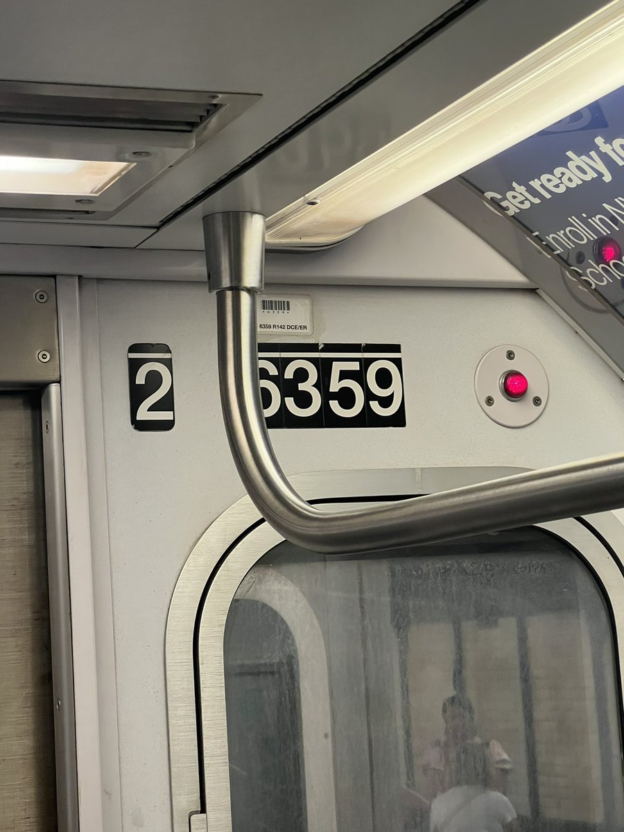 Ricky7AS's tweet image. Broken windows on 2 train on Car 6359
