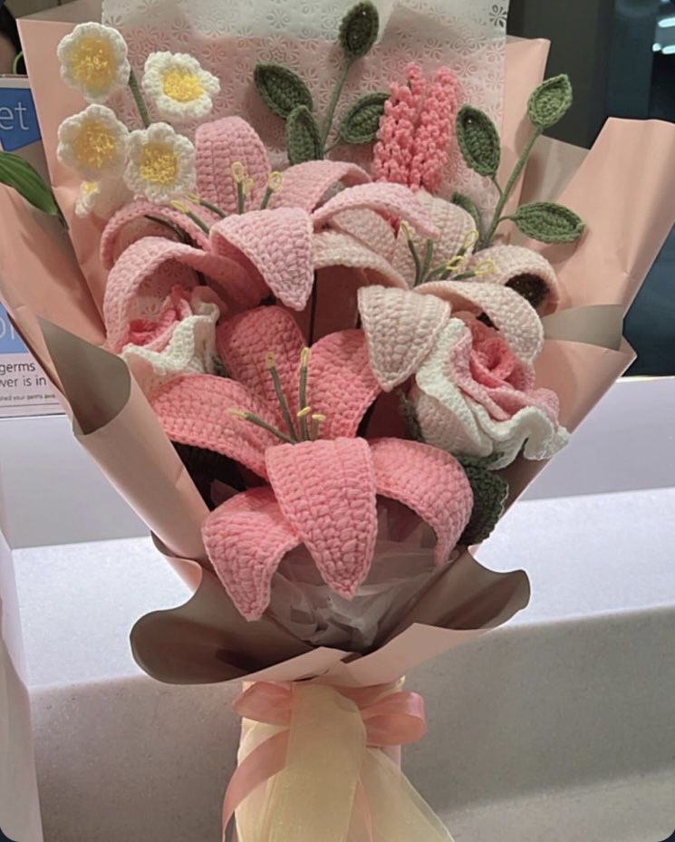 i3Moment's tweet photo. Crochet lilies https://t.co/CXh9z4CsQQ