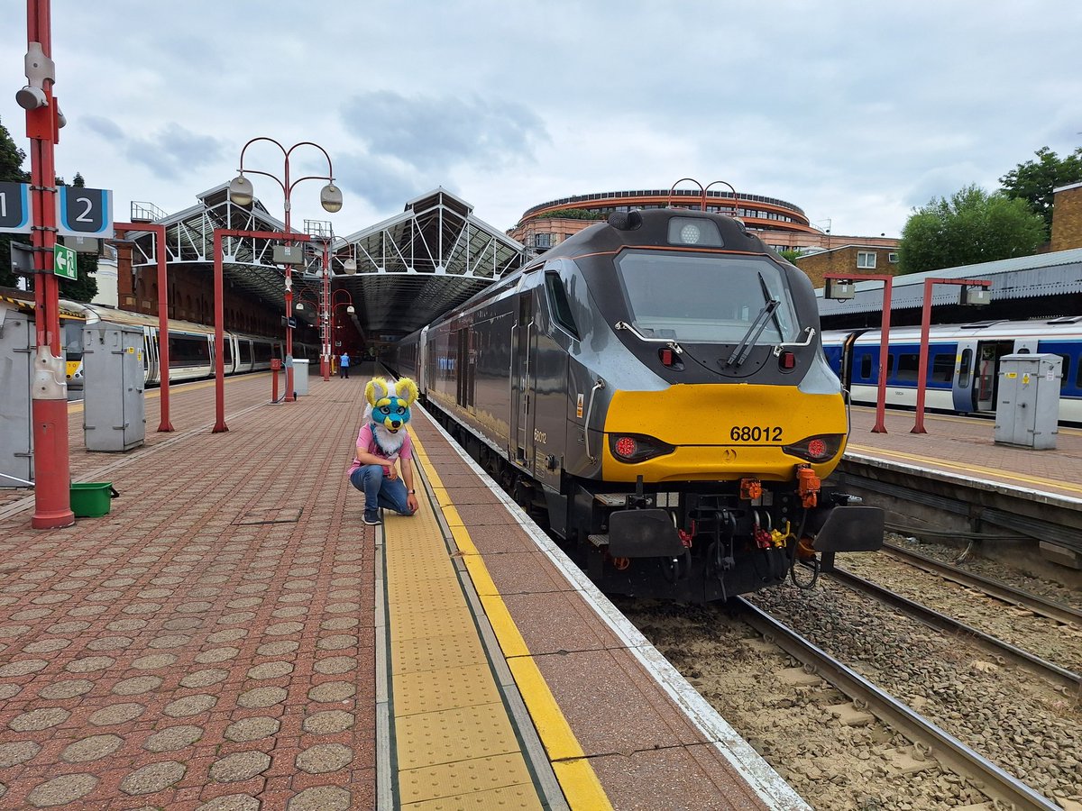 Beautiful classic traction!
Marylebone is absolutely beautiful and insanely underrated imo!

#railfur #furry #fursuit
📸 <a href="/TropicShirtFox/">Snowi Longsocks</a>