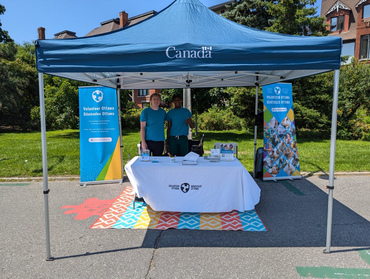 VolunteerOttawa's tweet photo. We're having a great time talking about #volunteering in the @NCC_CCN Summer Zone! Thank you to volunteers from Marcil Lavallée who are helping us spread the word. If you see us out there, say hi! https://t.co/XDSEnE3LD4